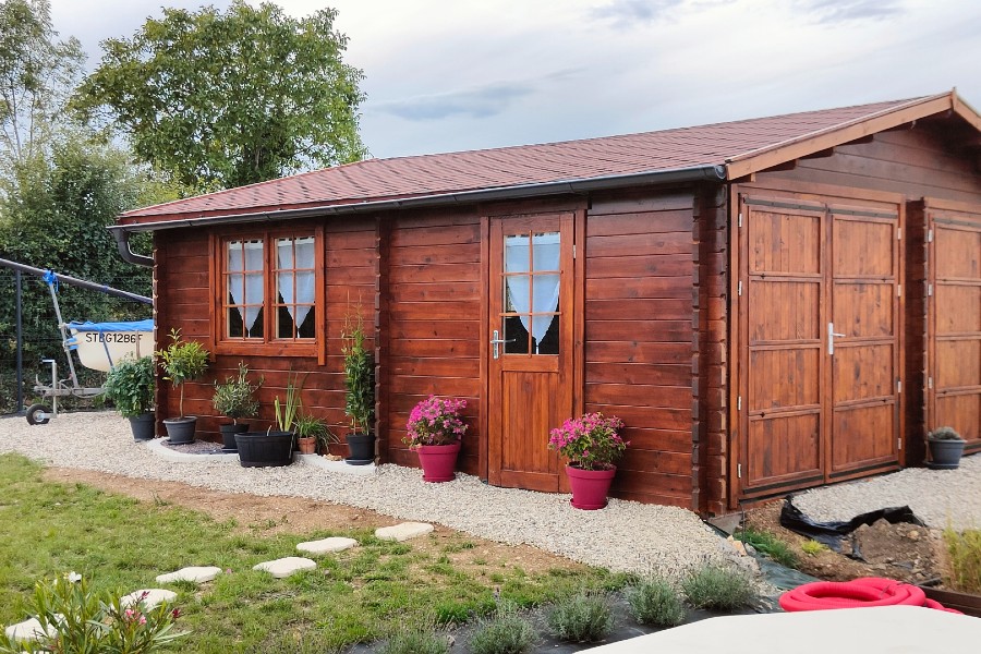 Un-garage-en-bois-pour-plusieurs-véhicules